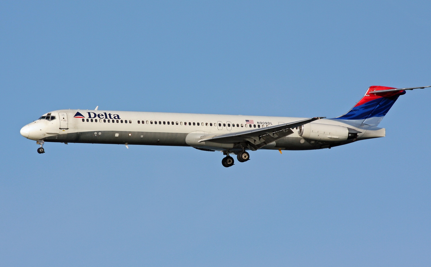 Delta_MD88_wikimedia_Anthony92931