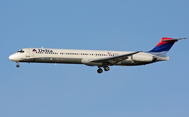 Delta_MD88_wikimedia_Anthony92931