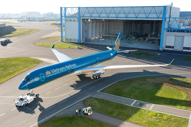 A350-900_Vietnam_Airlines_roll_out_paintshop