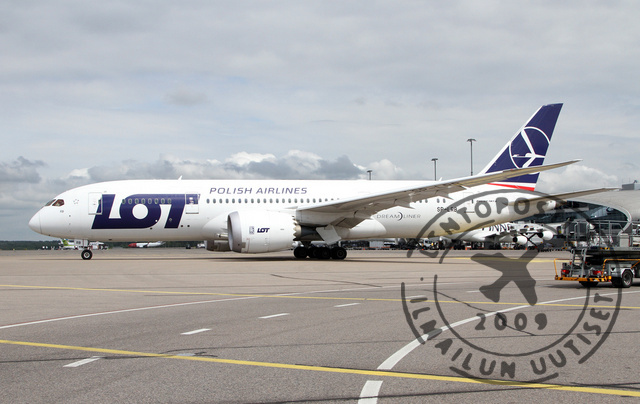 LOT_Dreamliner_1