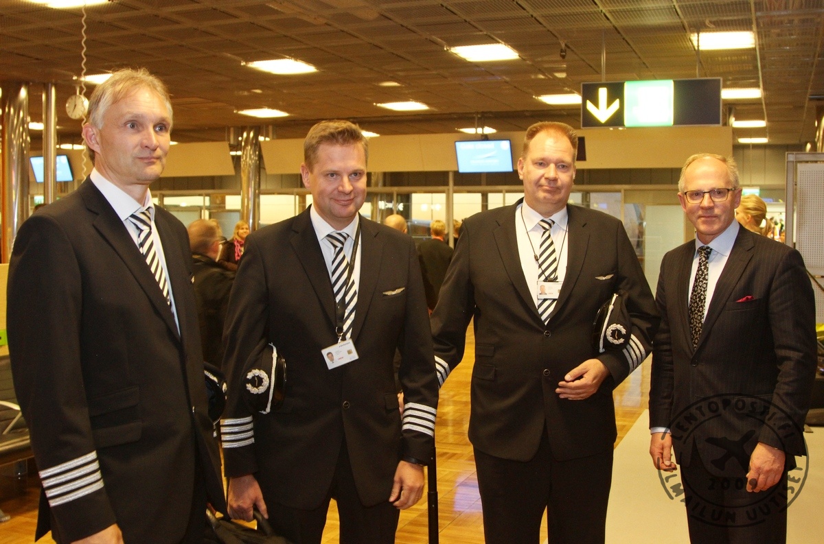 A350_HEL_ARR_crew