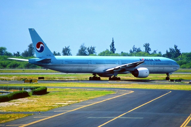 Korean_Air_Boeing_777-300_HL7534_wikimedia_Aero_Icarus