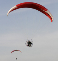 moottoroituja_varjoliitimiä_Mike_Fifield_CA_2007_wikimedia