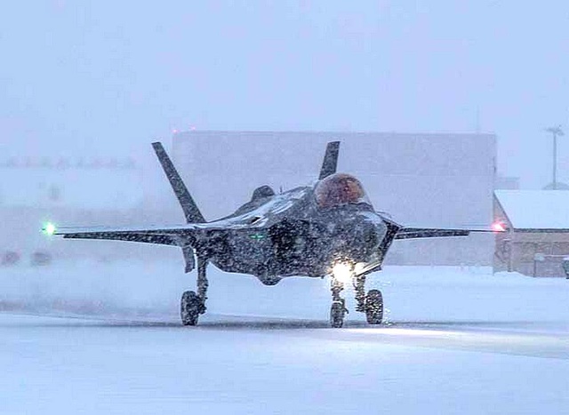 F35_icy_dragchute_lockheedmartin_1117