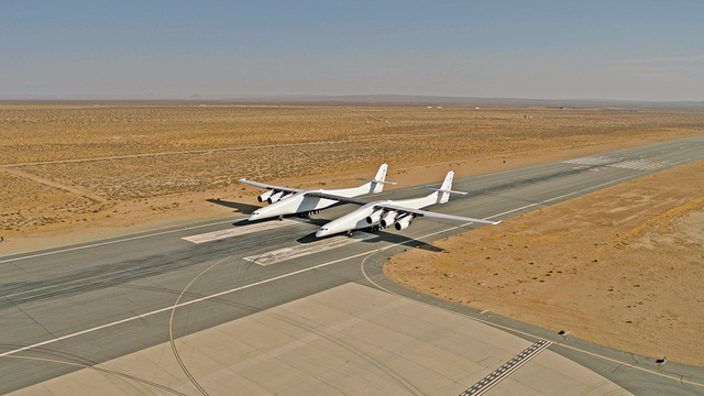Stratolaunch_kiitotiella