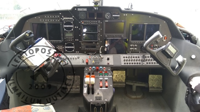 AeroVolga LA-8 -amfibiokoneen (RA-0778G) moderni lasiohjaamo.