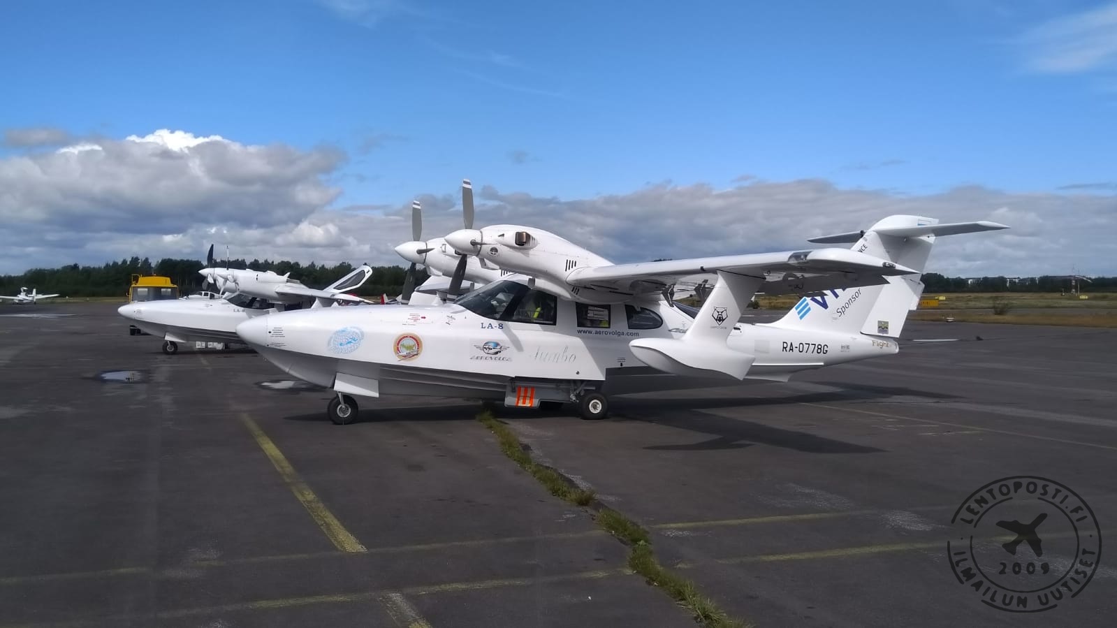 Kaksi AeroVolga LA-8 -amfibiokonetta Malmin lentoasemalla