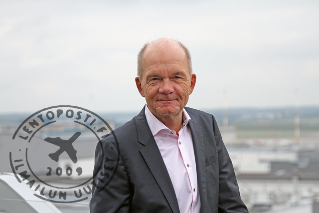 F_Karvinen_parvekkeella