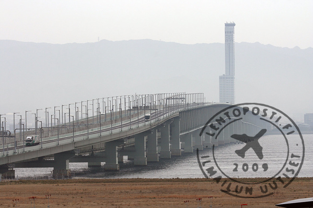 Kansai_airport_bridge_1