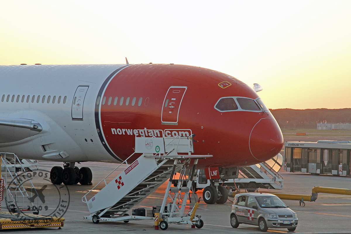 Norwegian_dreamliner_nose_1