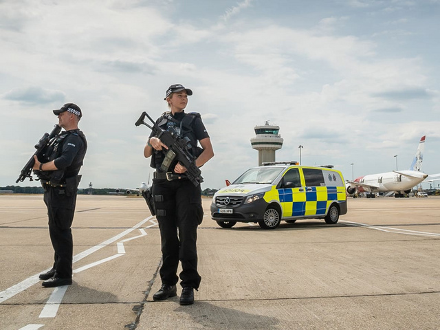 Gatwick_police2