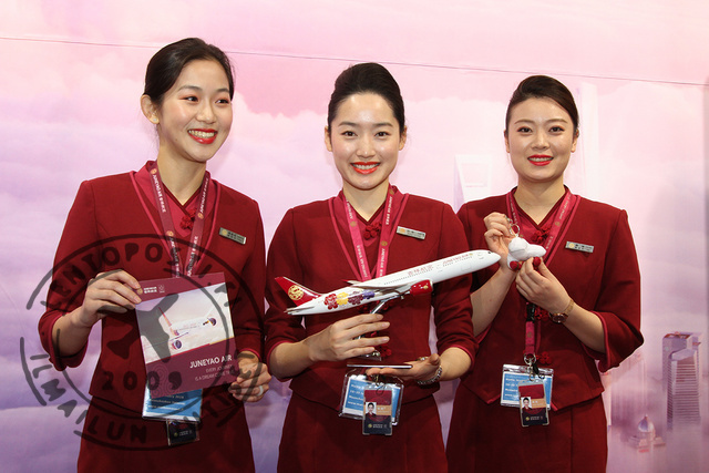 JuneyaoAir_Crew_1