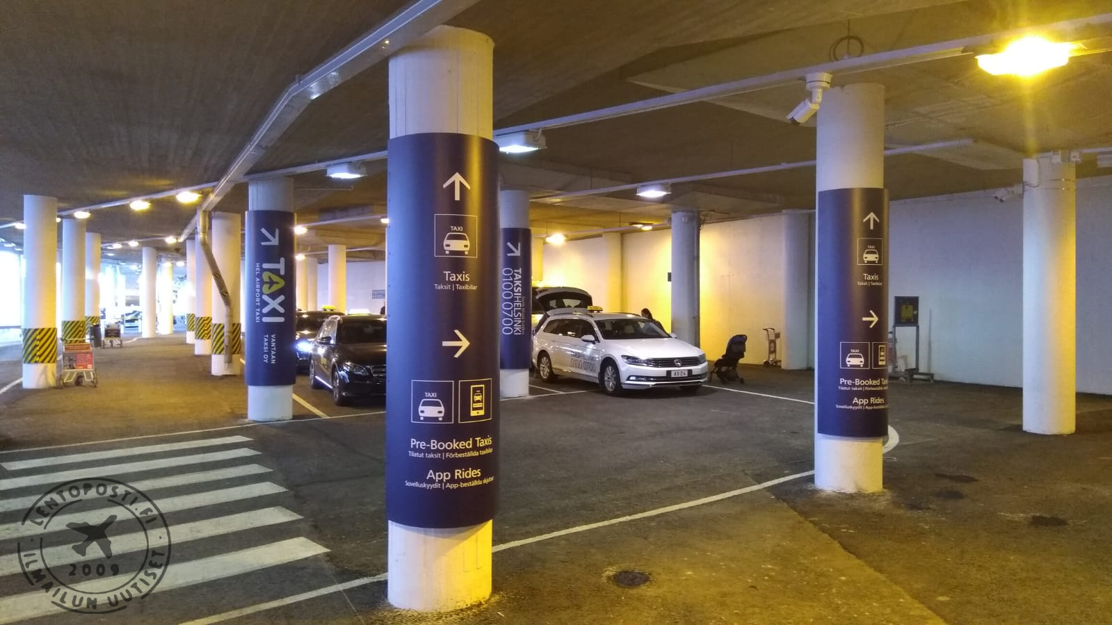 Helsinki-Vantaan uusi taksiasema sijaitsee terminaalin pohjakerrokssa. Pienempi taksiasema on suojassa sääolosuhteilta.