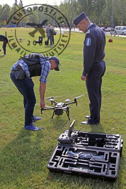 Poliisi_drone_laatikosta
