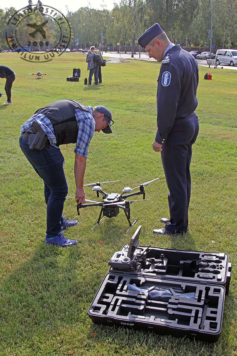 Poliisi_drone_laatikosta