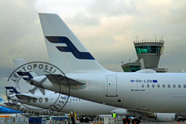 Finnair_airbusA32s_tails
