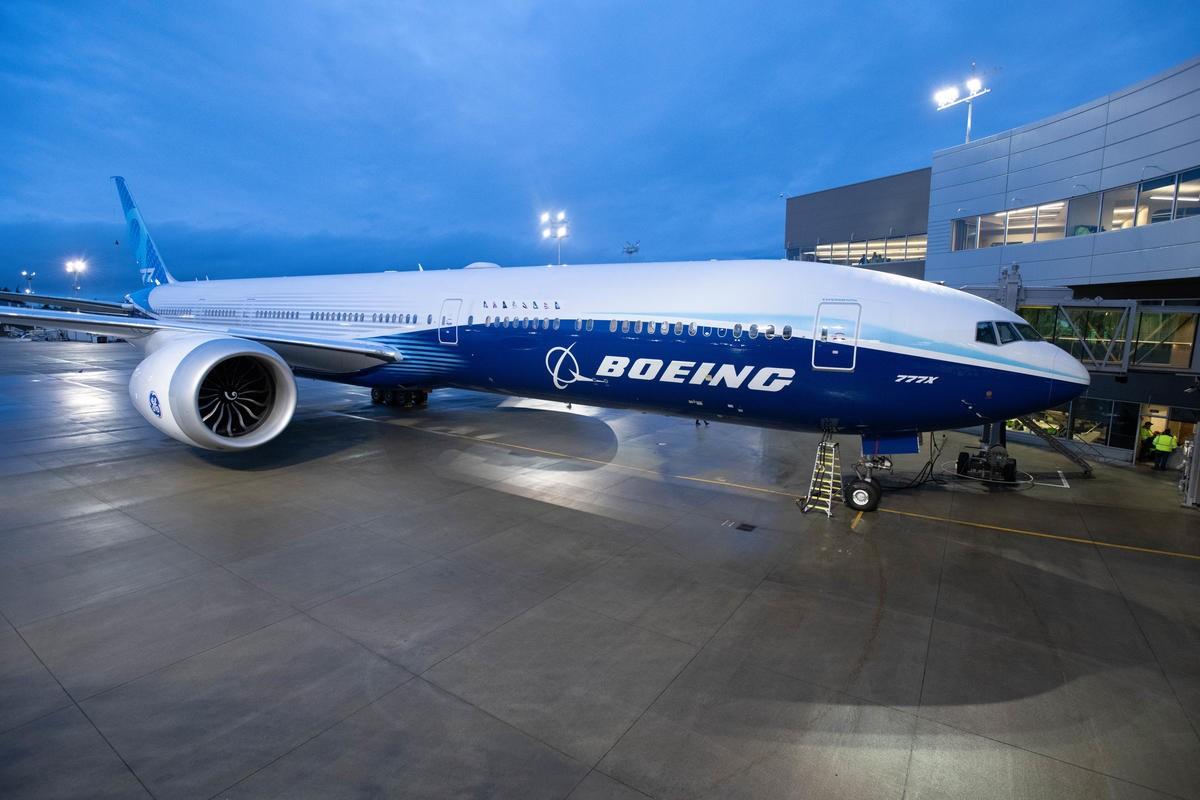 Boeing777X_gate