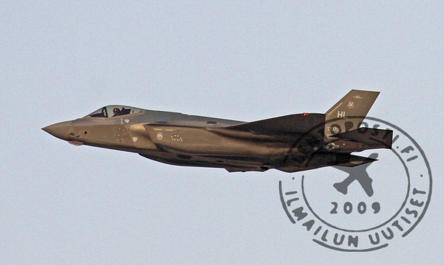 F35_vaakalennossa