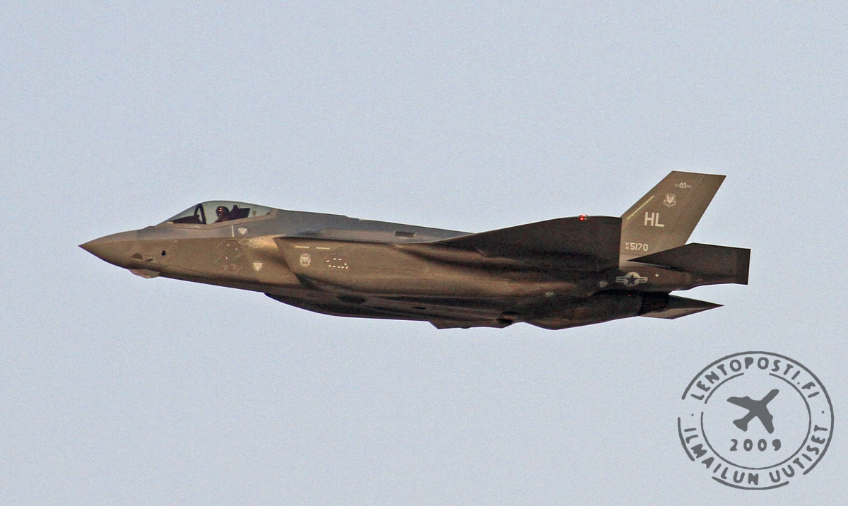 F35_vaakalennossa
