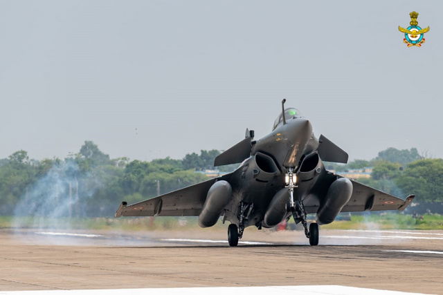 IAF_Rafale_LDG