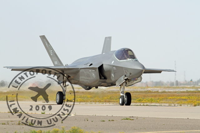 F35_single_taxi