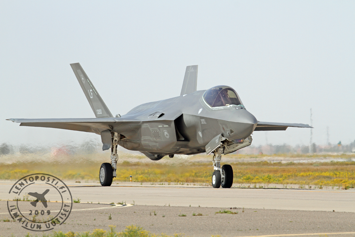 F35_single_taxi