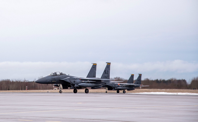 NATO_F15_Amari_1
