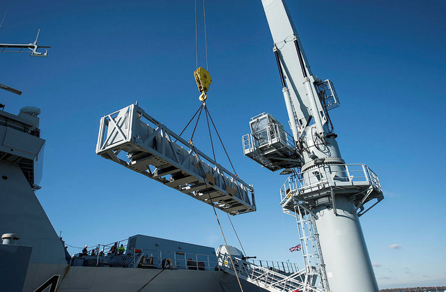 HMS_Diamond_seaviper_crane_1