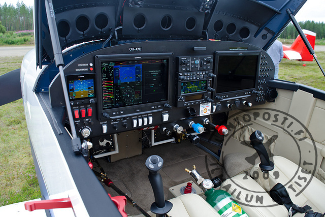 OH-XNL_cockpit_140724