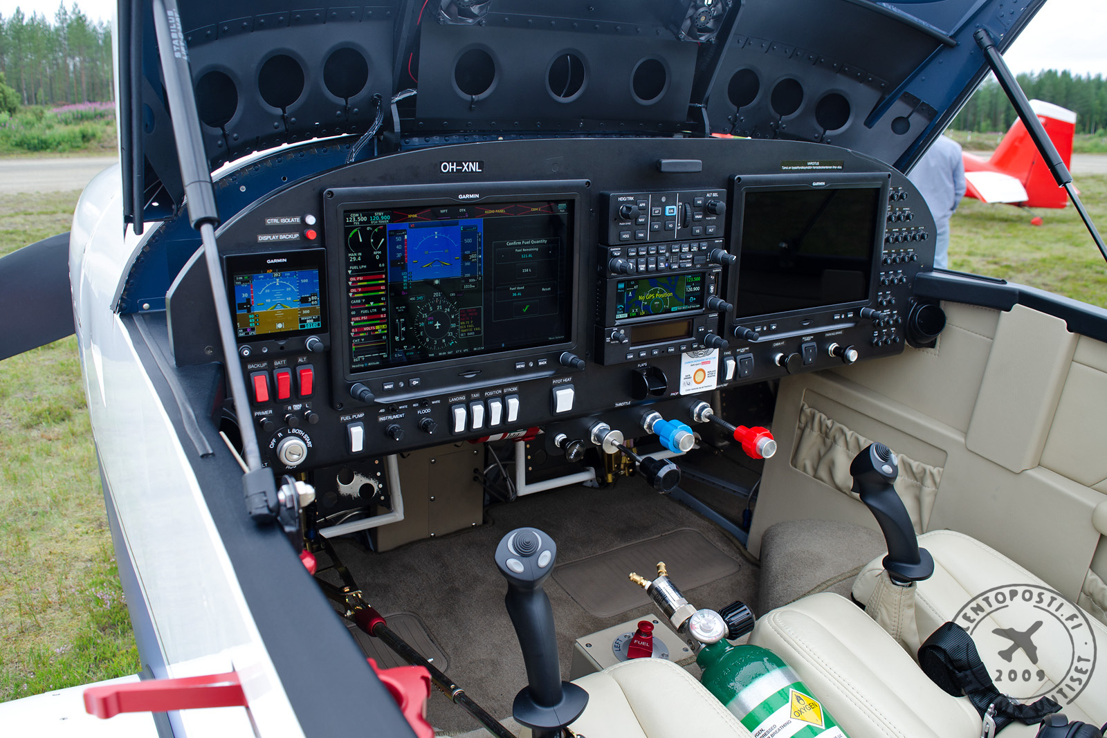 OH-XNL_cockpit_140724