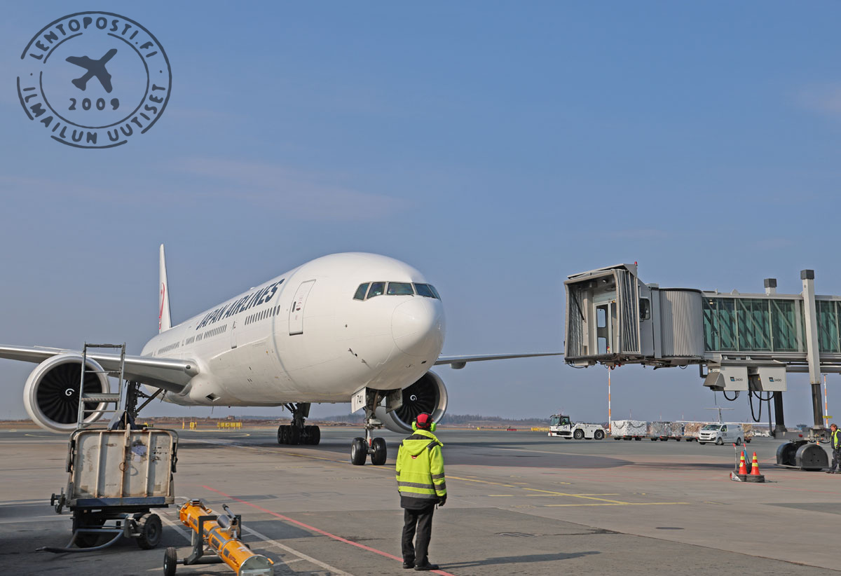 JAL_777_gatearr_1