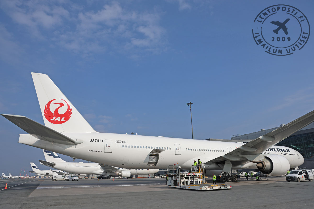JAL_777_gatearr_2