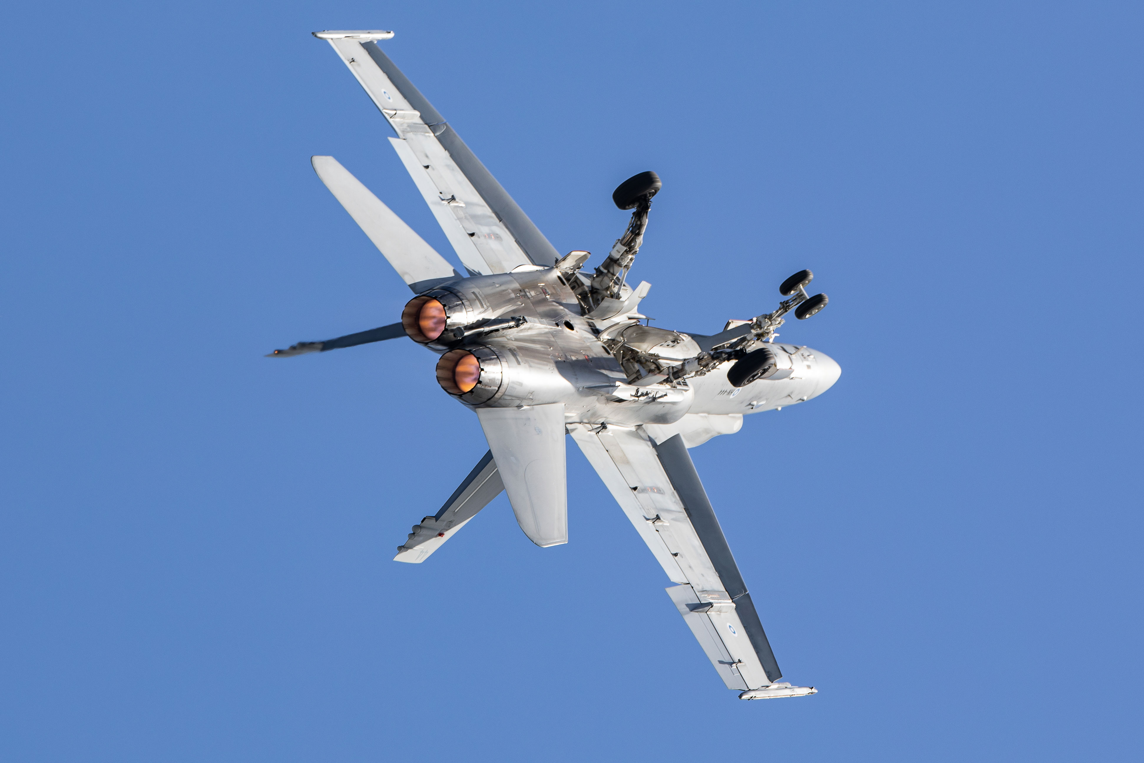 Hornet_DirtyRoll_ilmavoimat
