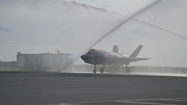 F35PL_vesisuihku