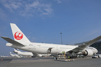 JAL_777_gatearr_2