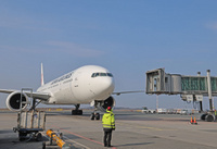 JAL_777_gatearr_1