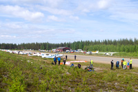 Kuhmo Fly in keräsi kiitotien 12/30 reunoille kymmenittäin pienkoneita. Kuhomo_Fly-In_2017a